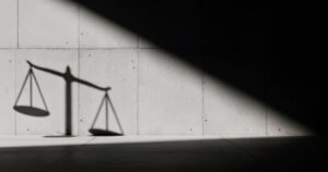 Balanza de justicia penal en México representando el equilibrio entre acusación y defensa en casos de feminicidio